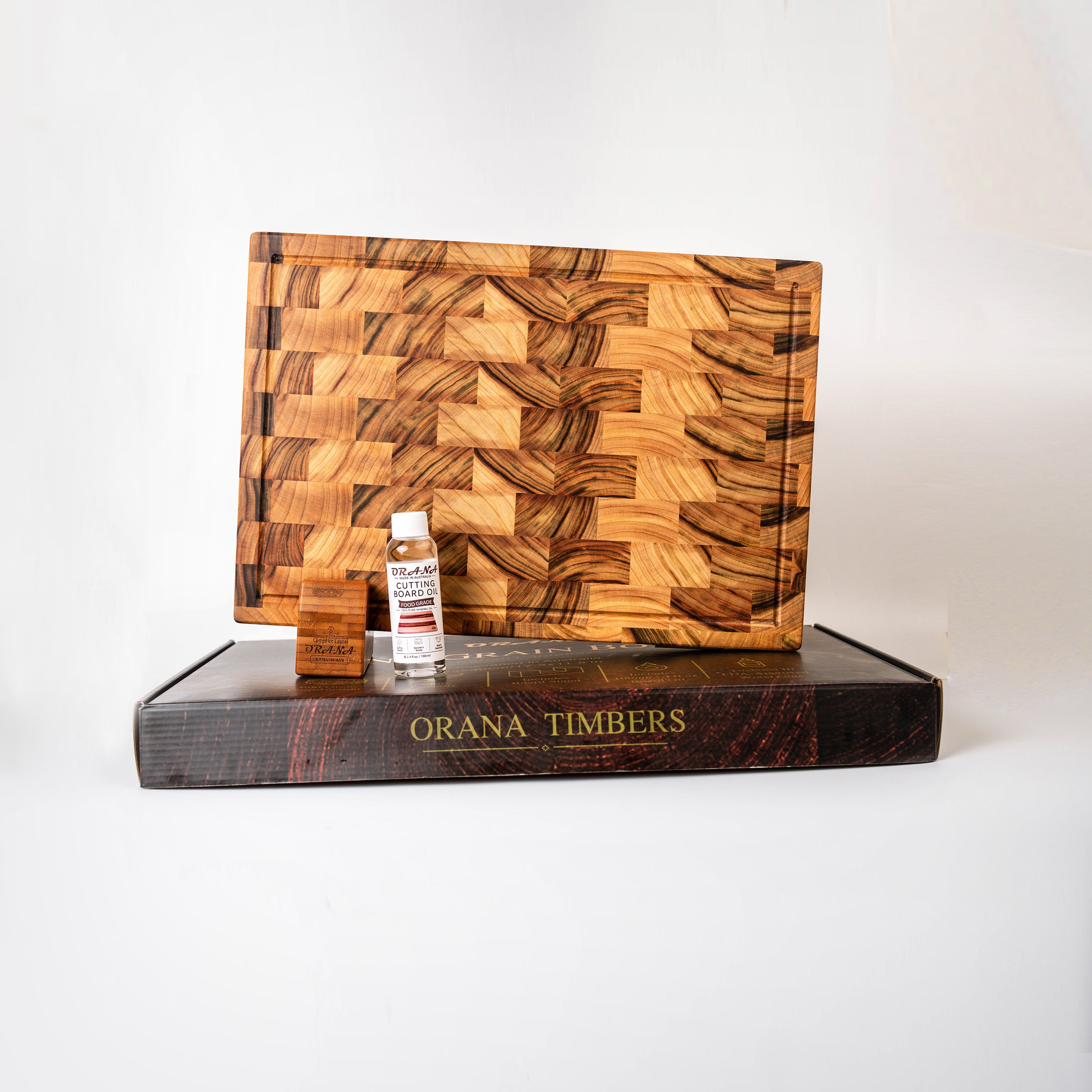 ORANA Signature End Grain L Gift Set – Australian Premium Camphor Laurel Cutting Board 44 × 30 cm with Stand, 100ml Mineral Oil & Gift Box