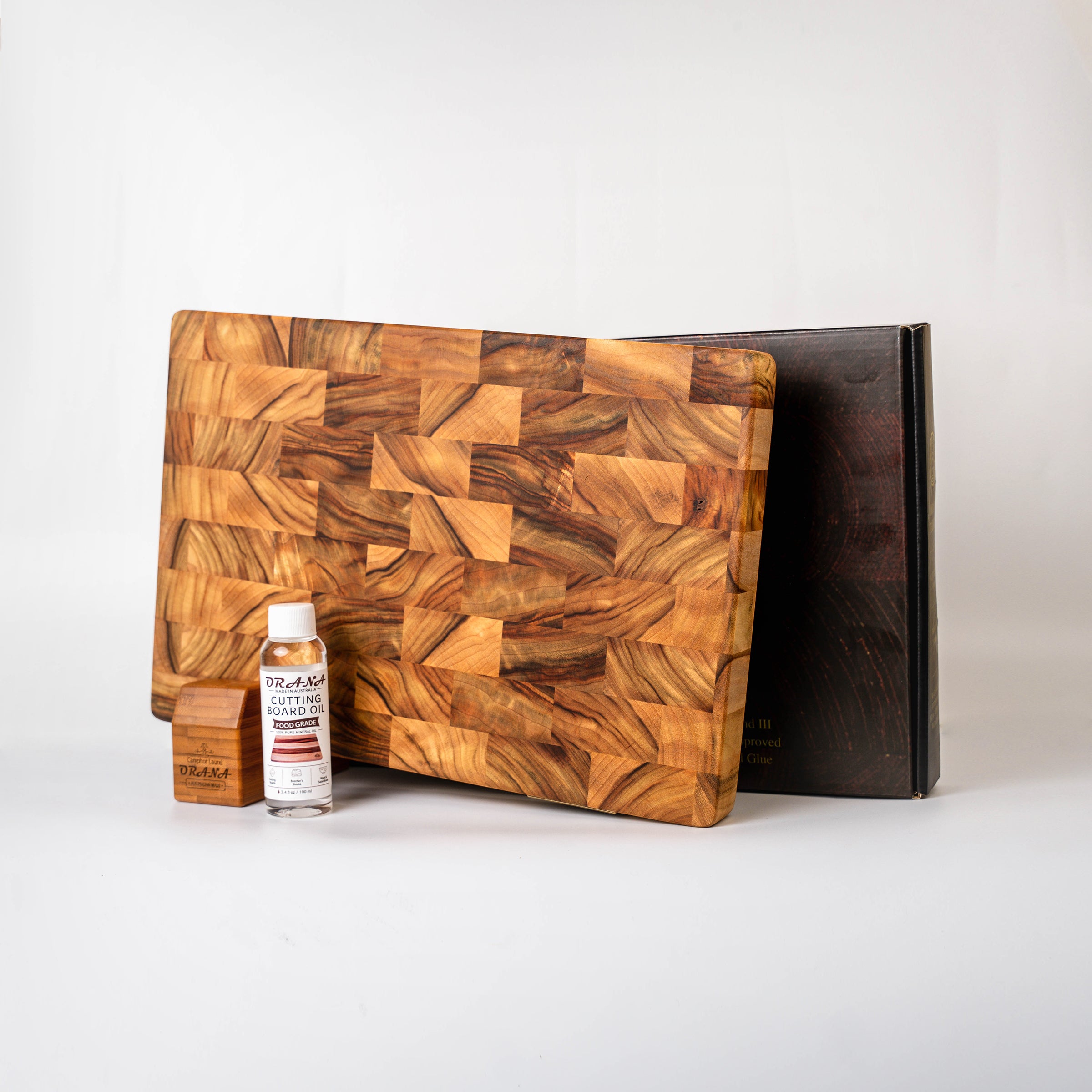 ORANA Signature End Grain M Gift Set – Australian Premium Camphor Laurel Cutting Board 38 × 25 cm with Stand, 100ml Mineral Oil & Gift Box