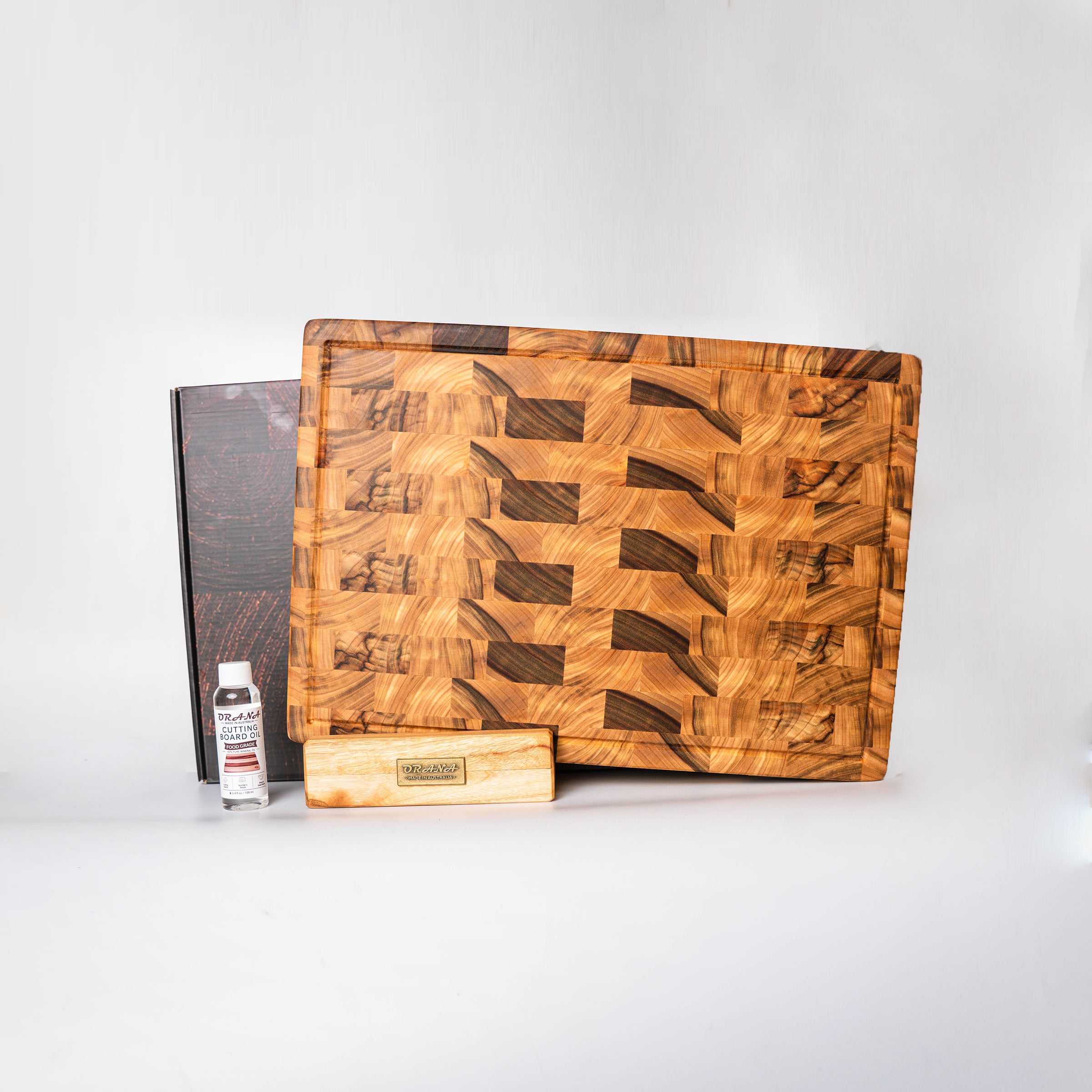 ORANA Signature End Grain XL Gift Set – Australian Premium Camphor Laurel Cutting Board 50 × 34 cm with XL Stand, 100ml Mineral Oil & Gift Box