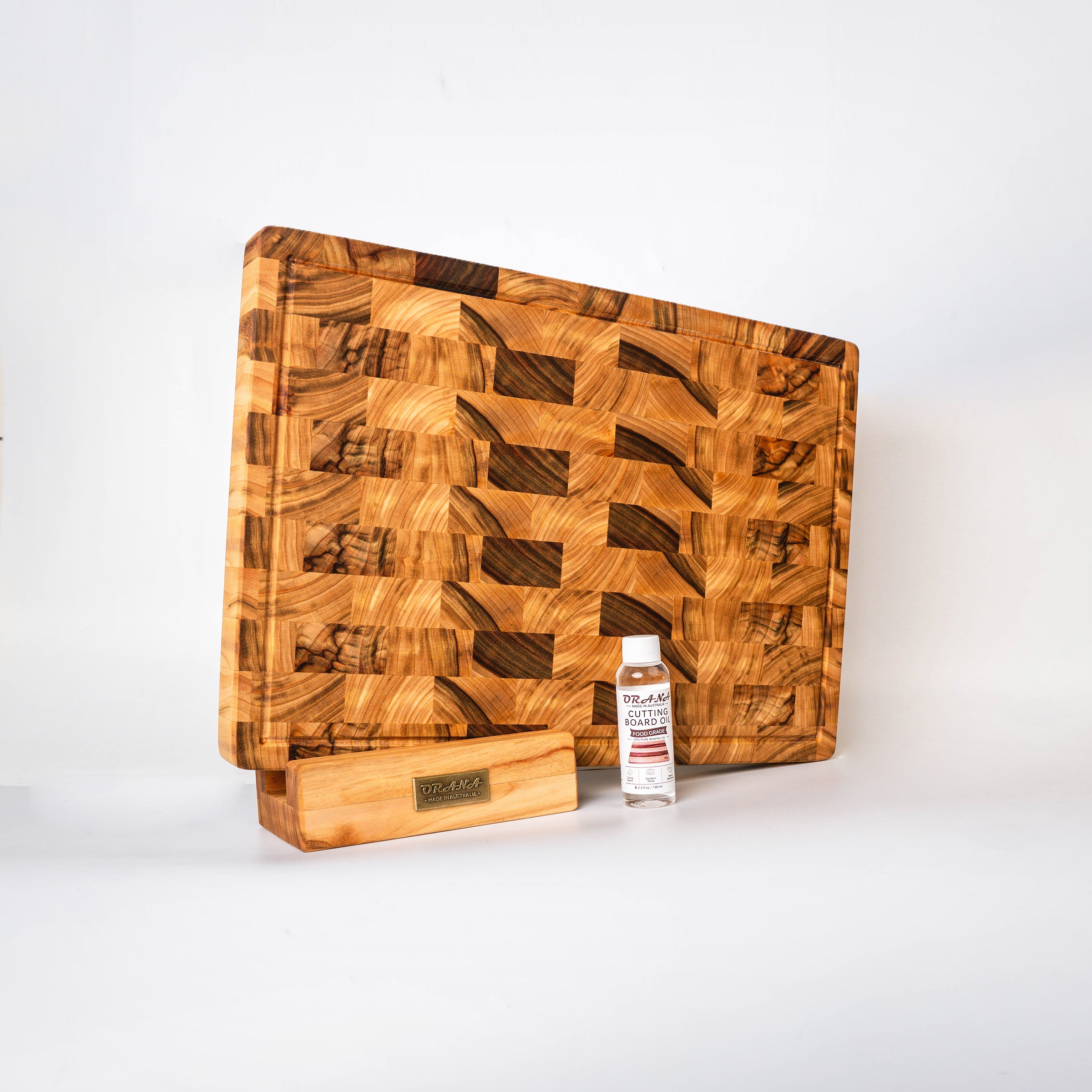 ORANA Signature End Grain XL Gift Set – Australian Premium Camphor Laurel Cutting Board 50 × 34 cm with XL Stand, 100ml Mineral Oil & Gift Box