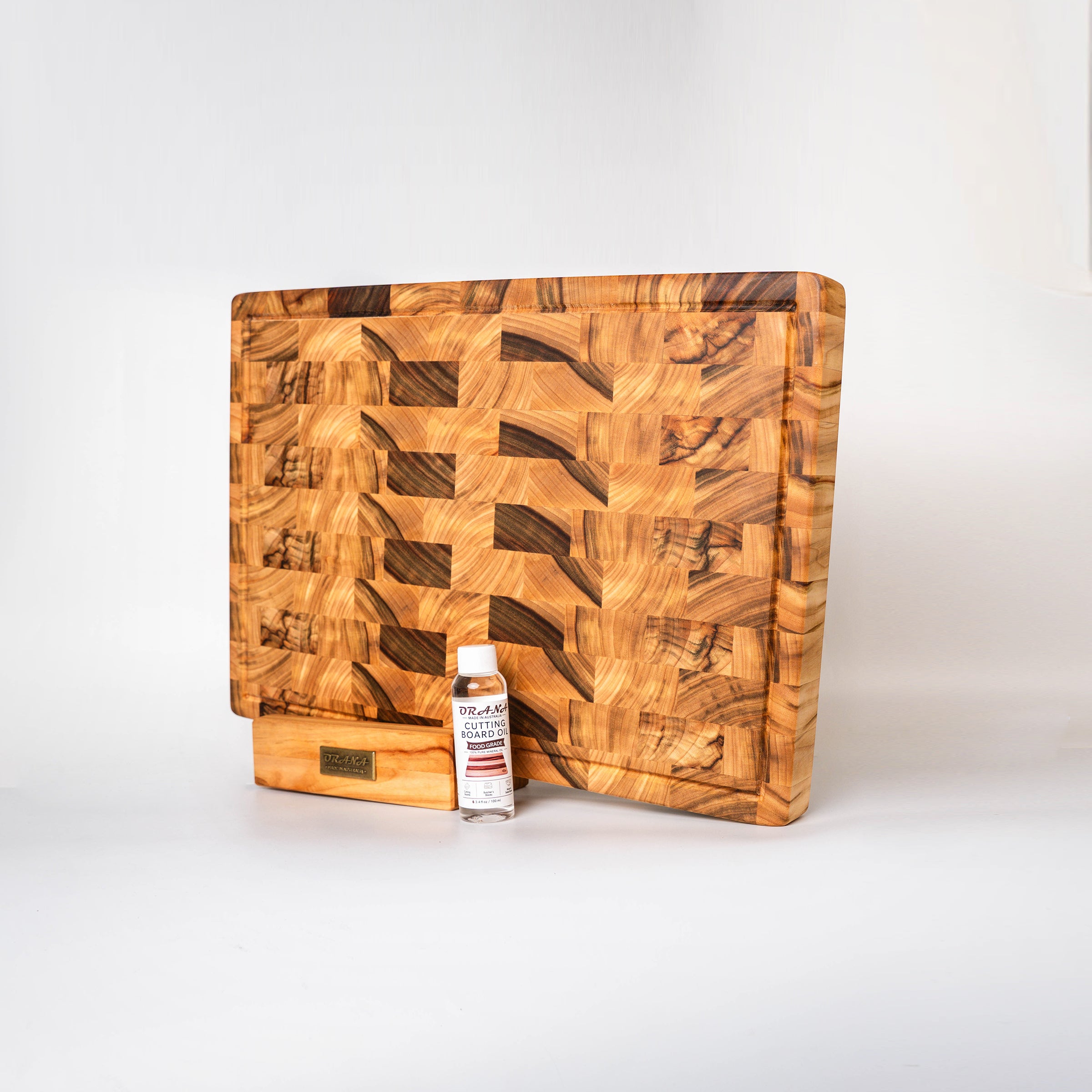 ORANA Signature End Grain XL Gift Set – Australian Premium Camphor Laurel Cutting Board 50 × 34 cm with XL Stand, 100ml Mineral Oil & Gift Box