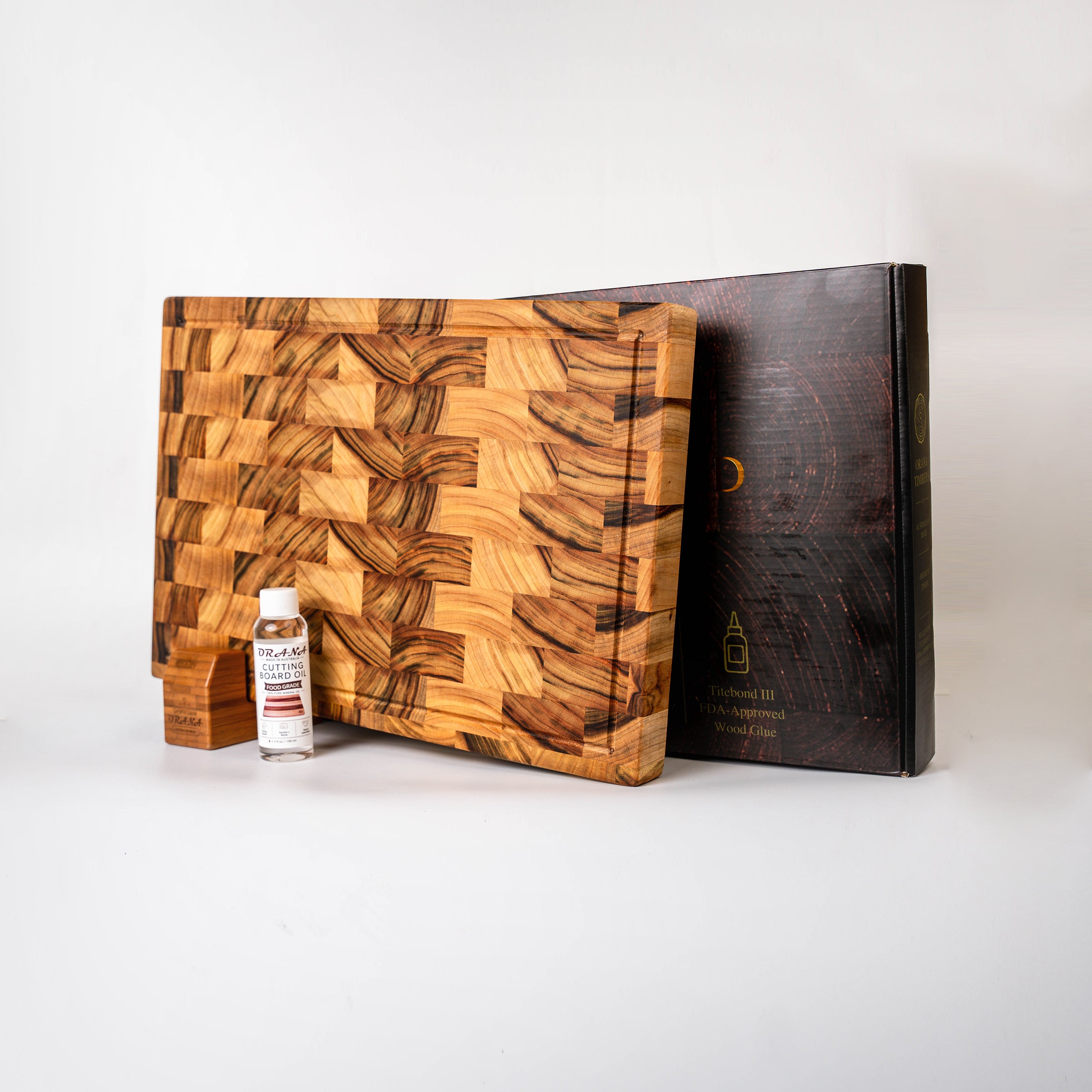 ORANA Signature End Grain L Gift Set – Australian Premium Camphor Laurel Cutting Board 44 × 30 cm with Stand, 100ml Mineral Oil & Gift Box