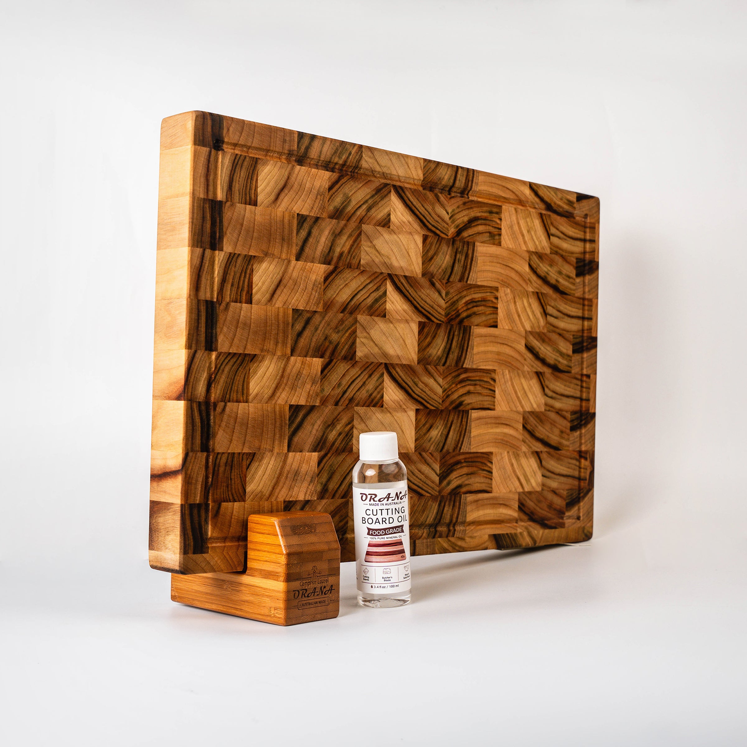 ORANA Signature End Grain L Gift Set – Australian Premium Camphor Laurel Cutting Board 44 × 30 cm with Stand, 100ml Mineral Oil & Gift Box
