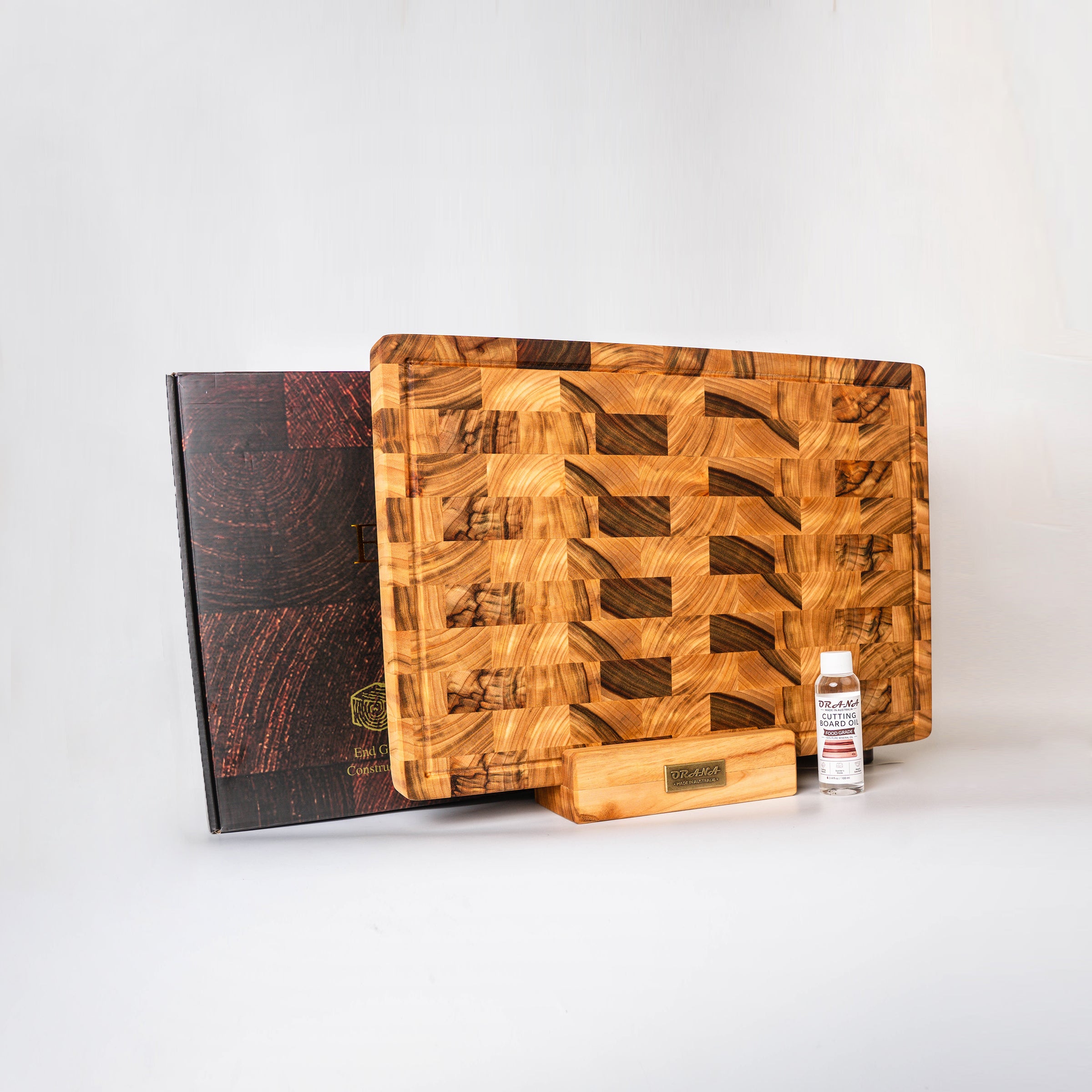 ORANA Signature End Grain XL Gift Set – Australian Premium Camphor Laurel Cutting Board 50 × 34 cm with XL Stand, 100ml Mineral Oil & Gift Box