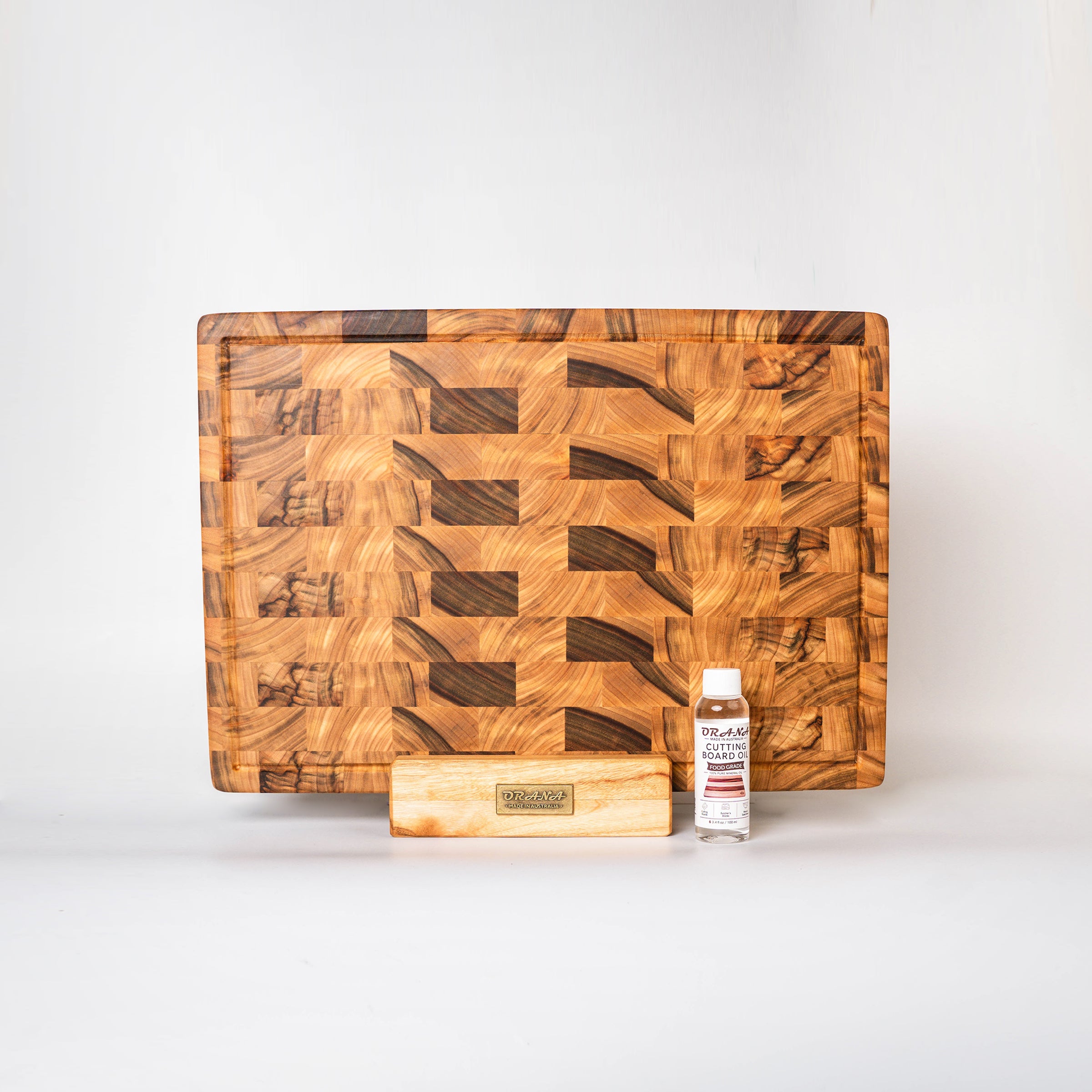 ORANA Signature End Grain XL Gift Set – Australian Premium Camphor Laurel Cutting Board 50 × 34 cm with XL Stand, 100ml Mineral Oil & Gift Box