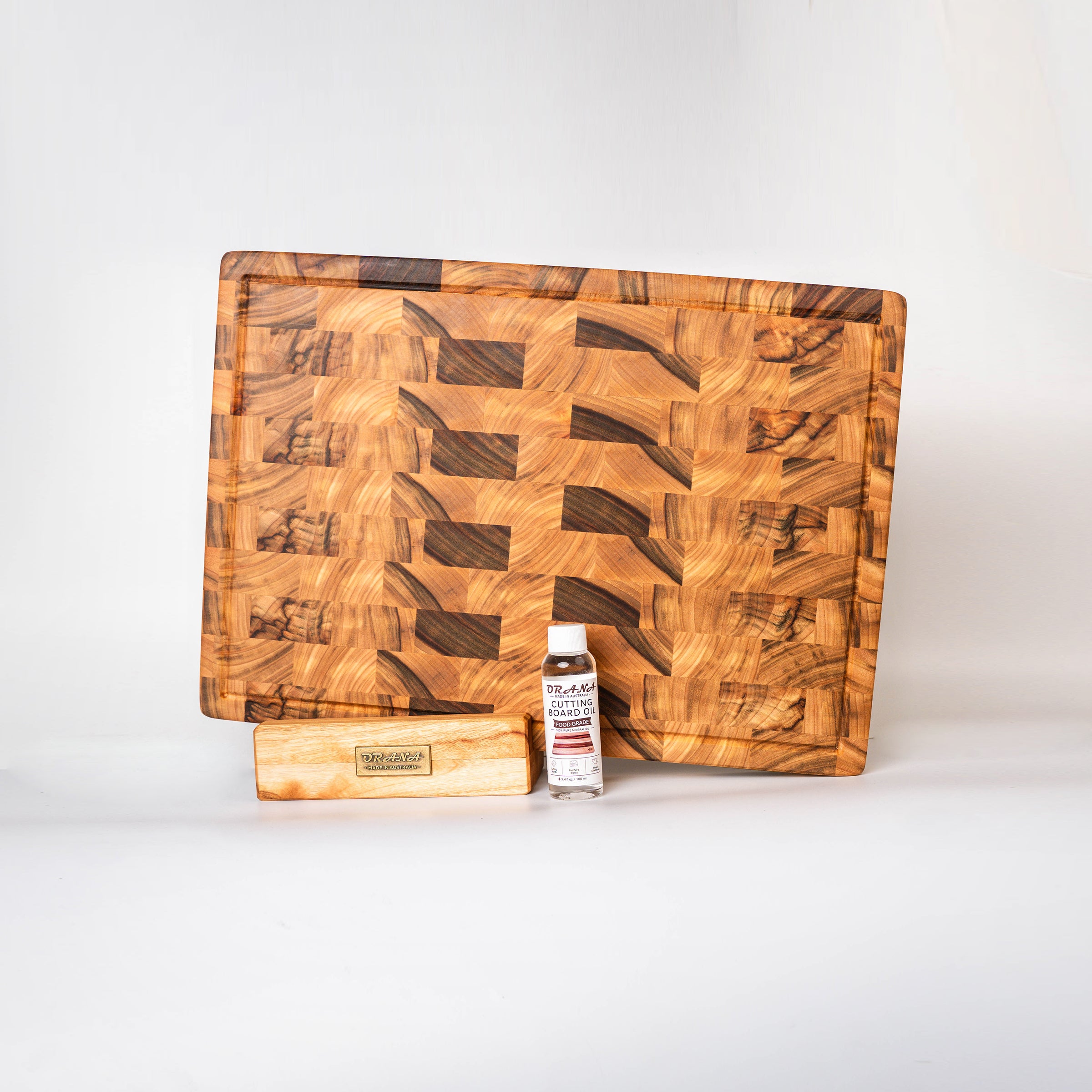 ORANA Signature End Grain XL Gift Set – Australian Premium Camphor Laurel Cutting Board 50 × 34 cm with XL Stand, 100ml Mineral Oil & Gift Box